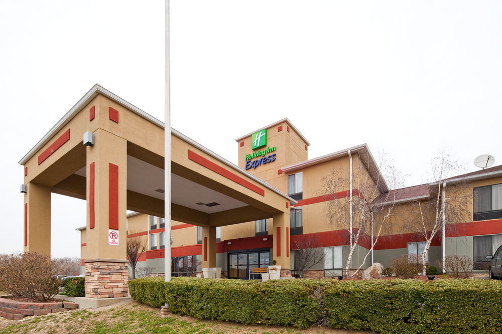 Quality Inn & Suites Lawrenceburg Exterior photo