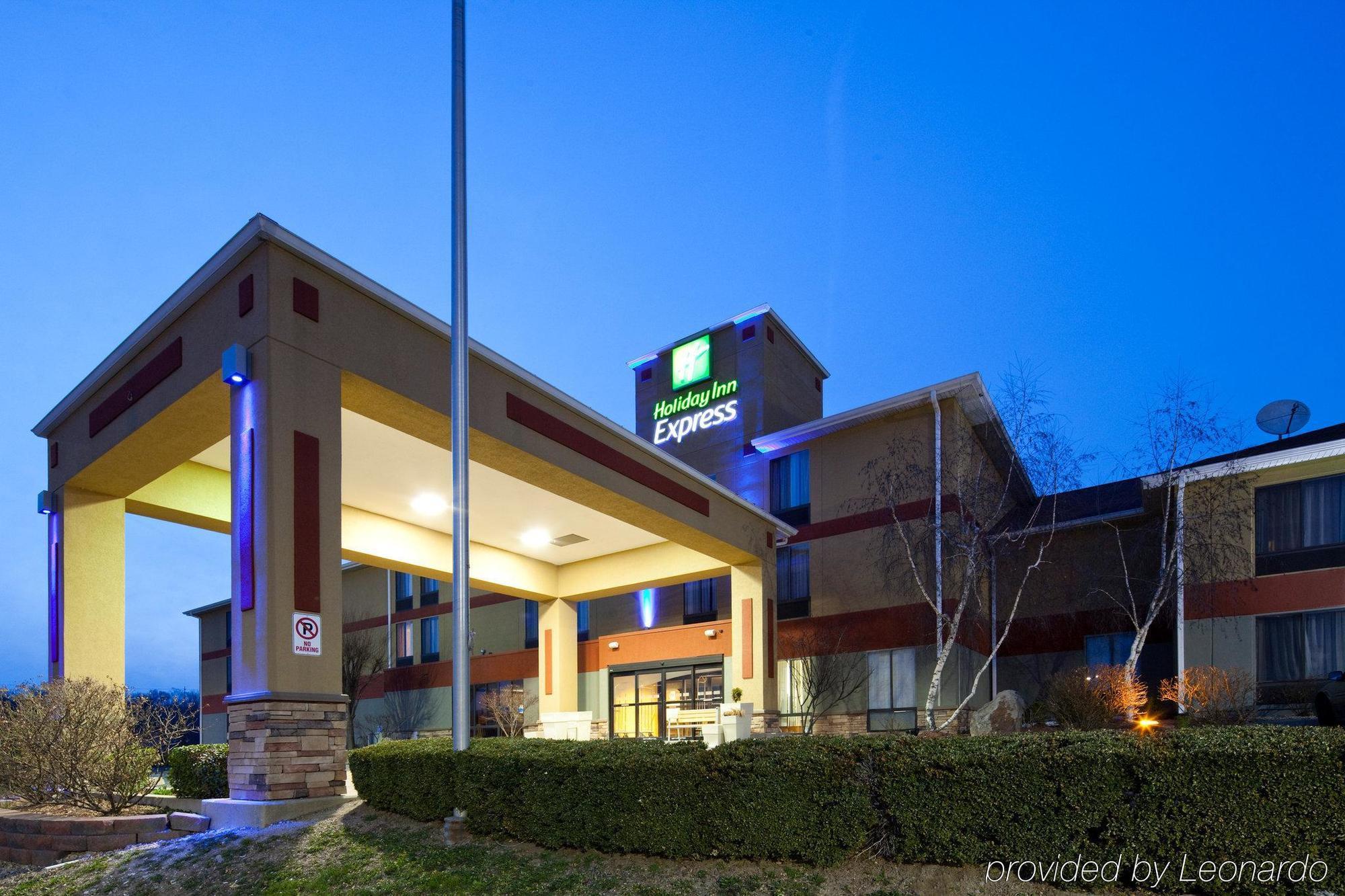 Quality Inn & Suites Lawrenceburg Exterior photo